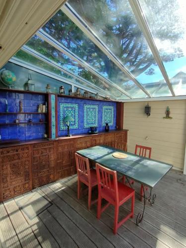 une salle à manger avec une table et deux chaises dans l'établissement L'Heure Bleue by Tranquil at Home, à Pornichet