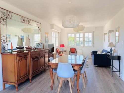 - un salon avec une table et un miroir dans l'établissement NOUVEAU! - maison a 500m de la plage, à Névez