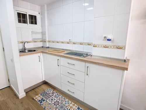 Kuchyň nebo kuchyňský kout v ubytování Estudio en Benalmádena