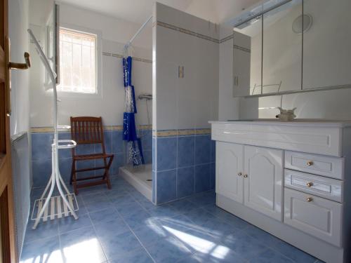 une salle de bain avec un lavabo, des toilettes et une douche dans l'établissement Tozzasim, à Pianottoli-Caldarello