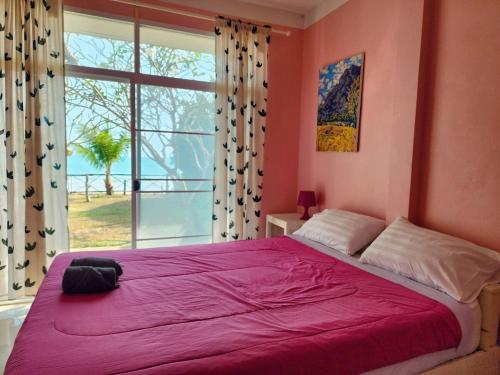 Ένα ή περισσότερα κρεβάτια σε δωμάτιο στο CR Villa 3BR Maepim beachfront-Rayong