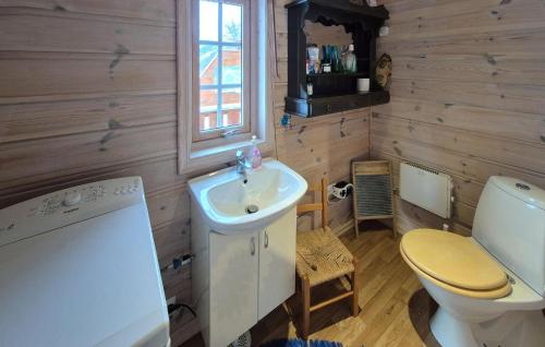 Ένα μπάνιο στο 4 Bedroom Stunning Home In Vøringsfoss