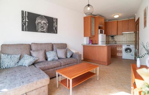 Køkken eller tekøkken på Beautiful Apartment In Roquetas De Mar