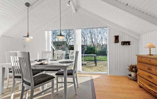 Un comedor blanco con una mesa y sillas. en 3 Bedroom Amazing Home In Ansager, en Ansager