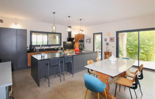 une cuisine avec une table et des chaises ainsi qu'une salle à manger dans l'établissement Amazing Home In Villeneuve Les Avignon, à Villeneuve-lès-Avignon
