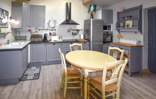 Una cocina con una mesa y sillas en una cocina. en Lovely Home In Carpentras With Wifi, en Carpentras