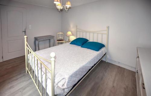un lit blanc avec des oreillers bleus dans une chambre dans l'établissement Lovely Home In Carpentras With Wifi, à Carpentras