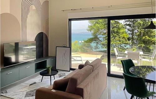 Una sala de estar con un sofá y una ventana grande. en 1 Bedroom Awesome Apartment In Ugljan, en Ugljan