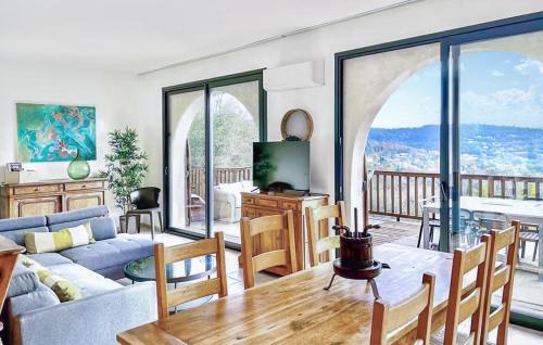 un salon avec un canapé et une table dans l'établissement Amazing Home In Montauroux With Wifi, à Montauroux