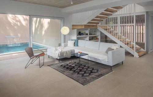 un soggiorno con un divano bianco e una scala di 3 Bedroom Gorgeous Home In Novigrad a Karpinjan