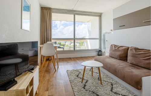 ein Wohnzimmer mit Sofa und Tisch in der Unterkunft Gorgeous Apartment In La Rochelle in La Rochelle