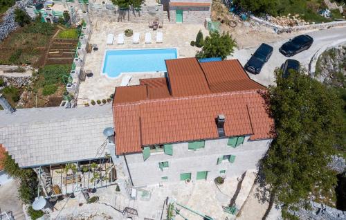 Kolam renang di atau dekat dengan Cozy Home In Zagvozd With Sauna