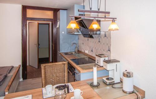 Kuchyň nebo kuchyňský kout v ubytování Cozy Apartment In Helgoland With Wifi