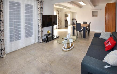 Televisyen dan/atau pusat hiburan di 2 Bedroom Stunning Home In Sarrians