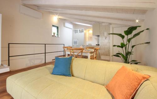 ein Wohnzimmer mit Couch und ein Esszimmer in der Unterkunft Tea Tree Apartments 2 in Castellana Grotte