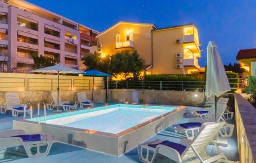 Lovely Apartment In Makarska