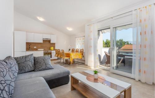 Χώρος καθιστικού στο Amazing Apartment In Dobrinj With Wifi