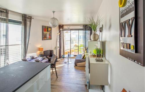 eine Küche und ein Wohnzimmer mit Kühlschrank in der Unterkunft 1 Bedroom Cozy Apartment In La Rochelle in La Rochelle