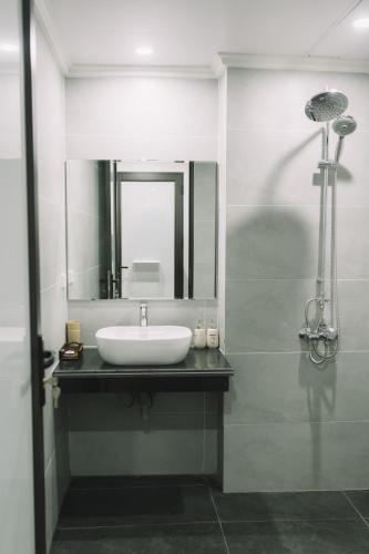 a bathroom with a sink and a mirror at Tamcoc TK Hotel & Homestay in Ninh Binh