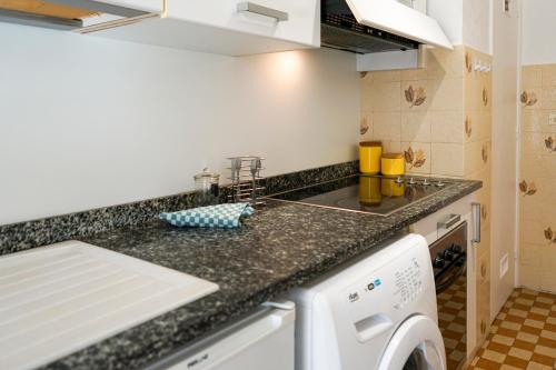 une cuisine avec un évier et une machine à laver dans l'établissement Riviera Prom 4 Pers Vista Mare, à Nice