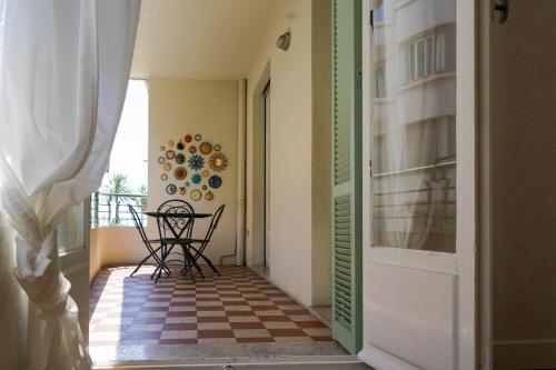 une pièce avec une table et des chaises sur un balcon dans l'établissement Riviera Prom 4 Pers Vista Mare, à Nice