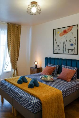 une chambre avec un lit avec deux serviettes bleues dessus dans l'établissement Riviera Prom 4 Pers Vista Mare, à Nice