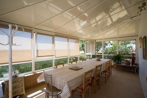 d'une salle à manger avec une table et quelques fenêtres. dans l'établissement Tipoz'Immo Avel Moor sea view beach on foot ideal for groups, à Tréogat