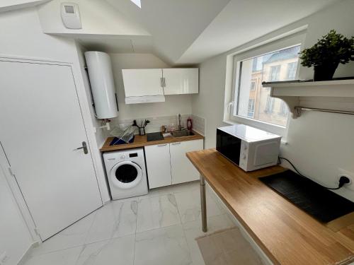 une petite cuisine avec un évier et une machine à laver dans l'établissement Au rythme des saisons - 364, à Rouen