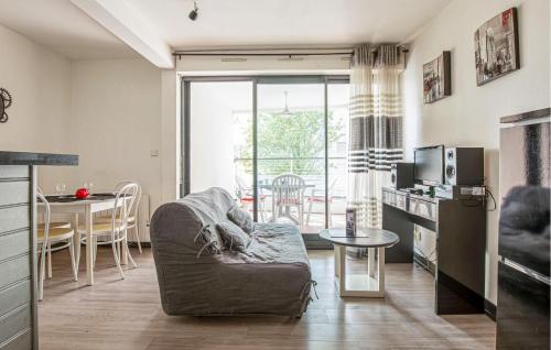 un salon avec un canapé et une table dans l'établissement Pet Friendly Apartment In La Rochelle, à La Rochelle