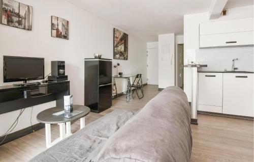 un salon avec un canapé et une table dans l'établissement Pet Friendly Apartment In La Rochelle, à La Rochelle
