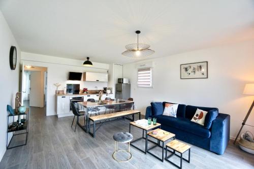 un salon avec un canapé et une table dans l'établissement L'horizon -parking, à Concarneau