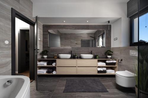 Bilik mandi di Villa Quercus ZadarVillas