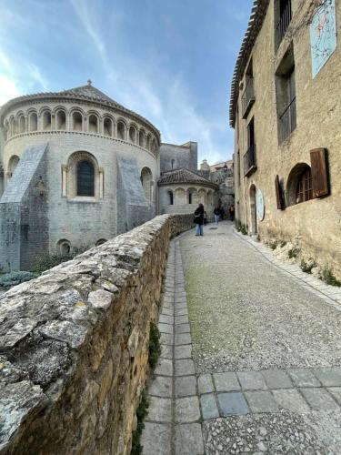 Une allée dans un château avec un mur en pierre dans l'établissement Les Chênes Verts, à La Boissière