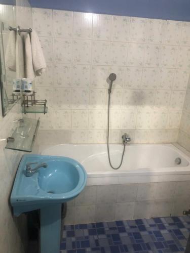 a bathroom with a sink and a bath tub at Hong Thanh Hotel Tien Giang in Ấp Nhì (4)