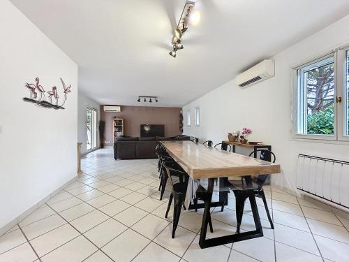 une salle à manger avec une table et un canapé dans l'établissement La Flemme en Rose- Villa avec piscine-Pet Friendly, à Peyriac-de-Mer