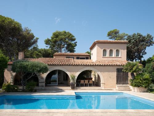 Swimmingpoolen hos eller tæt på La Roche Bleue - Villa de charme avec vue exceptionnelle bord de mer piscine privée jardin et terrasse