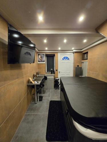 Cette grande chambre comprend deux lavabos et une télévision à écran plat. dans l'établissement Romantic Room, à La Mure