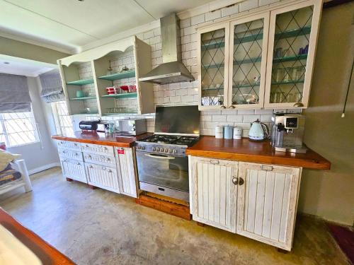 Η κουζίνα ή μικρή κουζίνα στο The Browns' Luxury Suites & Cottage