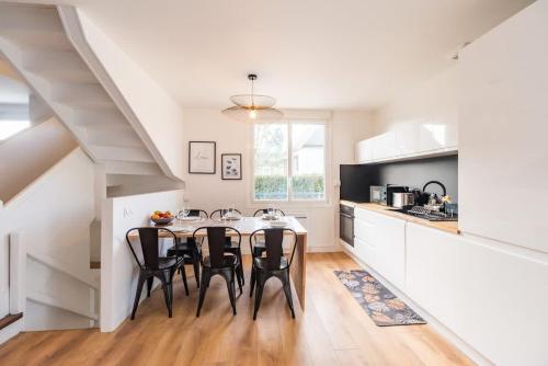 a kitchen with a table and chairs in a room at Evasion Bretonne a Guingamp pour 12 personnes in Guingamp