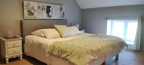 - une chambre avec un lit et une couette jaune dans l'établissement LES DIVINES BOURGOGNE, à La Rochepot