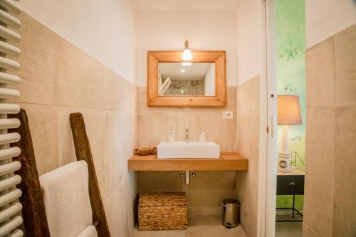 a bathroom with a sink and a mirror at Cascina Voglietti in Murisengo