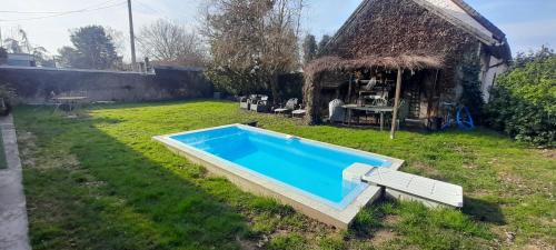 - une vue sur la piscine dans la cour dans l'établissement La maison des Hautes Vallees- jardin-piscine Beauval, à Lye