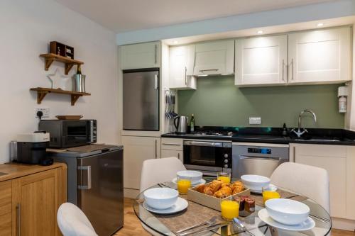 Raven Wing Apartments - Highland Club Scotlandにあるキッチンまたは簡易キッチン