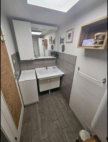 une petite salle de bain avec un lavabo et un miroir dans l'établissement LES LAIX - Chaleureux appartement 5 pers - Proche La Rosière, à Montvalezan