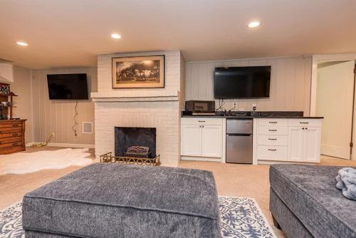a living room with a fireplace and a tv at Sq Urban Retreat in Sequim