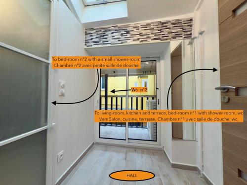 Elle offre une vue sur un couloir avec une porte et une fenêtre. dans l'établissement Ze Perfect Place - Opera Nice - Appartement 2 Chb - AC - Terrasse, à Nice