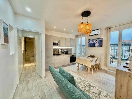 un salon avec un canapé et une table dans l'établissement Ze Perfect Place - Opera Nice - Appartement 2 Chb - AC - Terrasse, à Nice