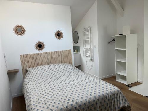 une chambre avec un lit dans une pièce blanche dans l'établissement Superbe Appartement Redon, à Marseille