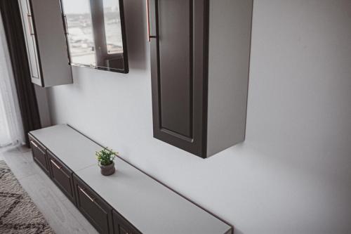 a room with two benches and a mirror on the wall at Lake View Apartment Iasi in Valea Lupului