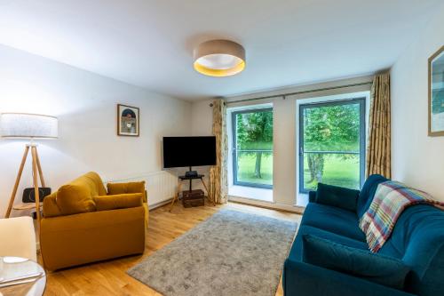 Raven Wing Apartments - Highland Club Scotlandにあるテレビまたはエンターテインメントセンター